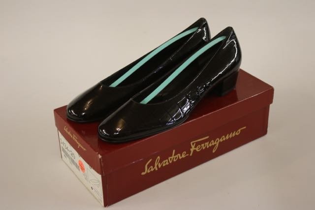 SALVATORE FERRAGAMO: LADIES SIZE 8 (B) - PATENT LEATHER SIZE 8 (B)