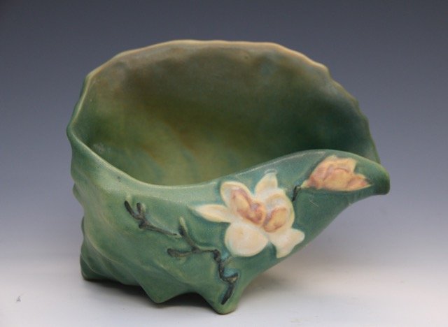 ROSEVILLE GREEN MAGNOLIA CONCH SHELL: 453-6 6"