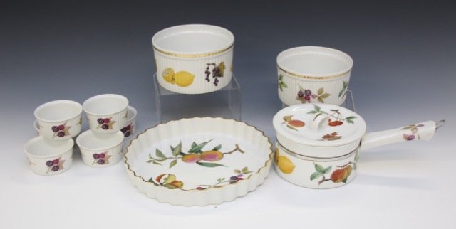 ROYAL WORCESTER EVESHAM PATTERN DISH SET (1 of 2)