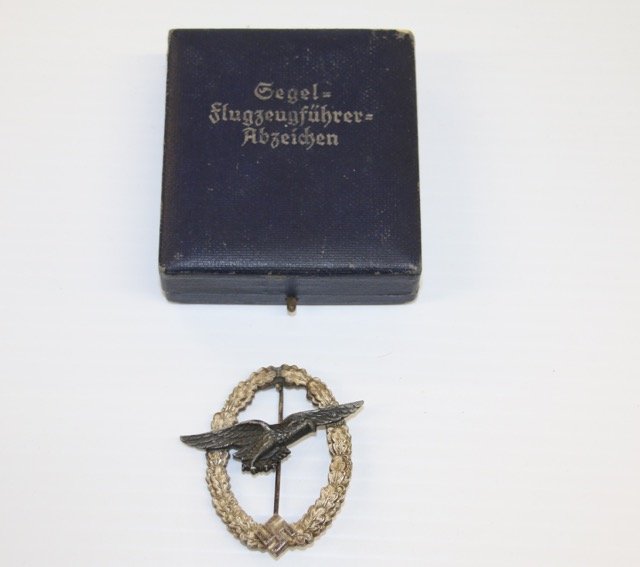 LATE WAR LUFTWAFFE PILOT BADGE: UNSIGNED IN ORIGINAL BOX Dimensions: 2 1/2"
