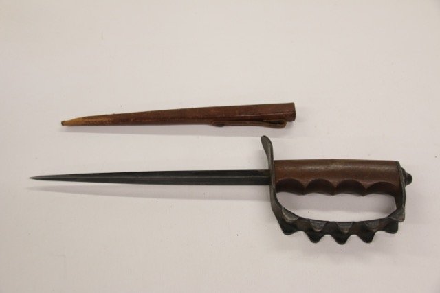 USA TRENCH KNIFE: WORLD WAR I TRENCH KNIFE - A.C. CO - 1917 USA - WITH LEATHER SCABBARD Dimensions: 14"