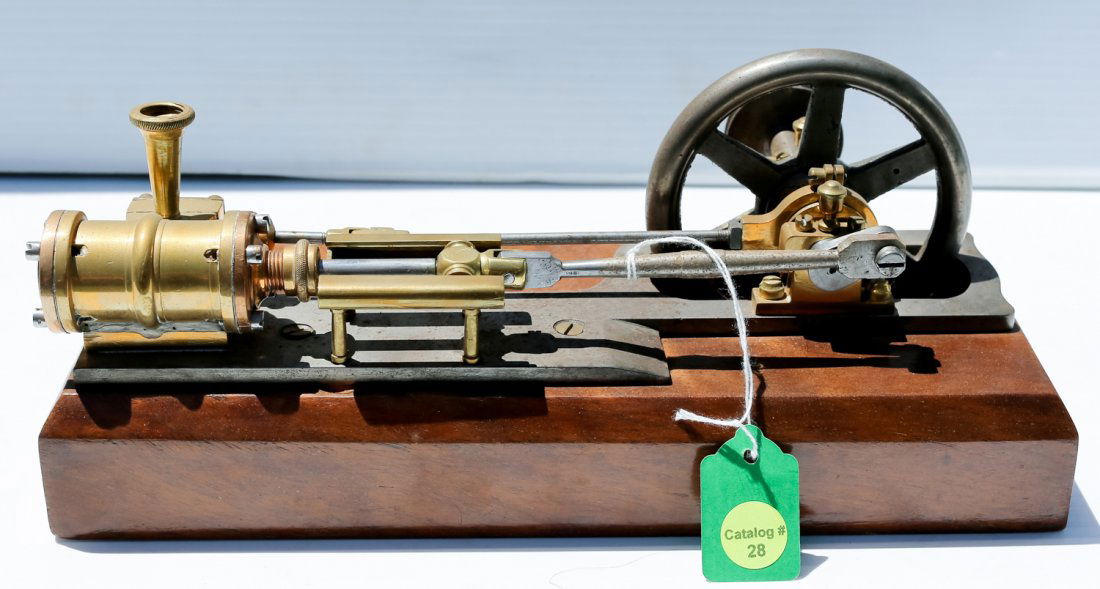 ANTIQUE STEAM ENGINE MODEL (1 of 4)