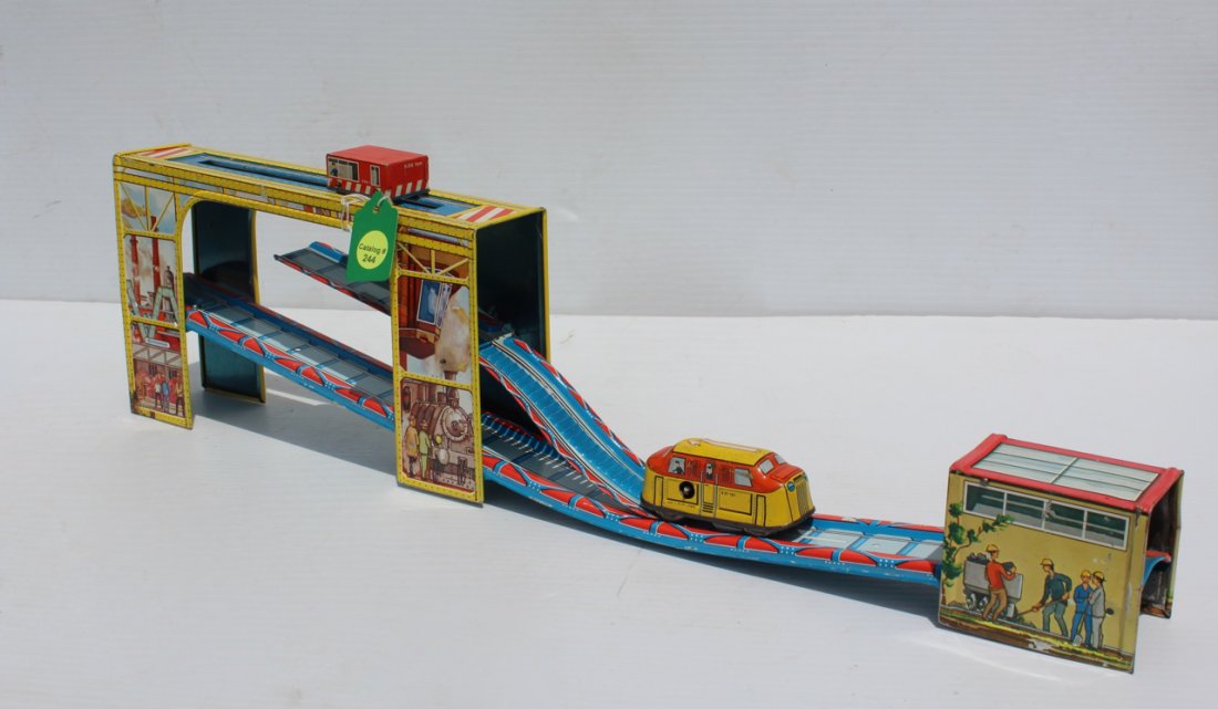 WESTERN GERMAN TIN LITHO CAR RAMP: KEY WIND - DBGM BRIT. & USA - PAT PEND BREVIT DEMANDE - WITH CAR 23"