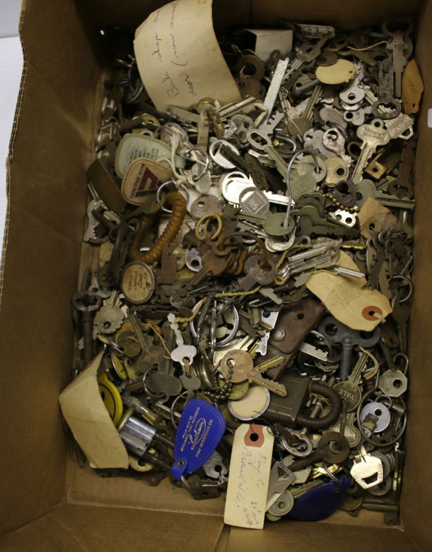 GROUP LOT OF VARIOUS KEYS (1 of 1)