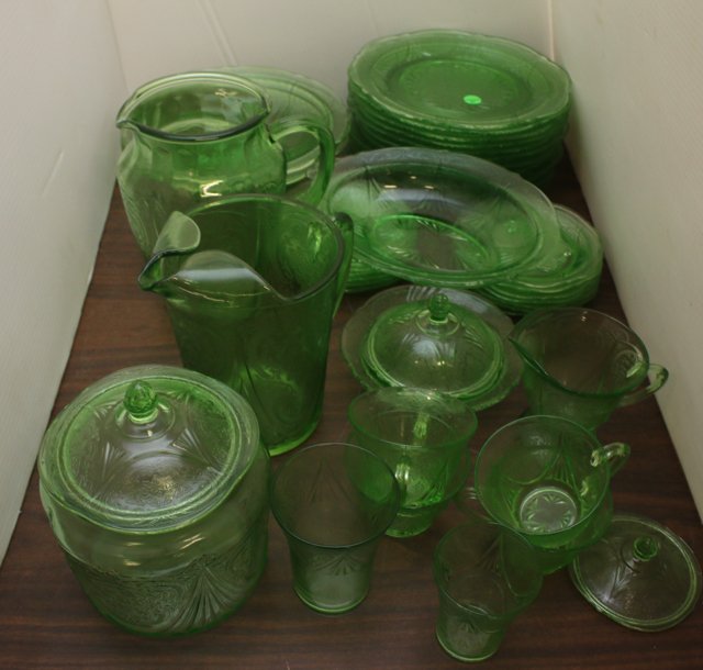 GREEN ROYAL LACE DEPRESSION DISH SET (1 of 2)