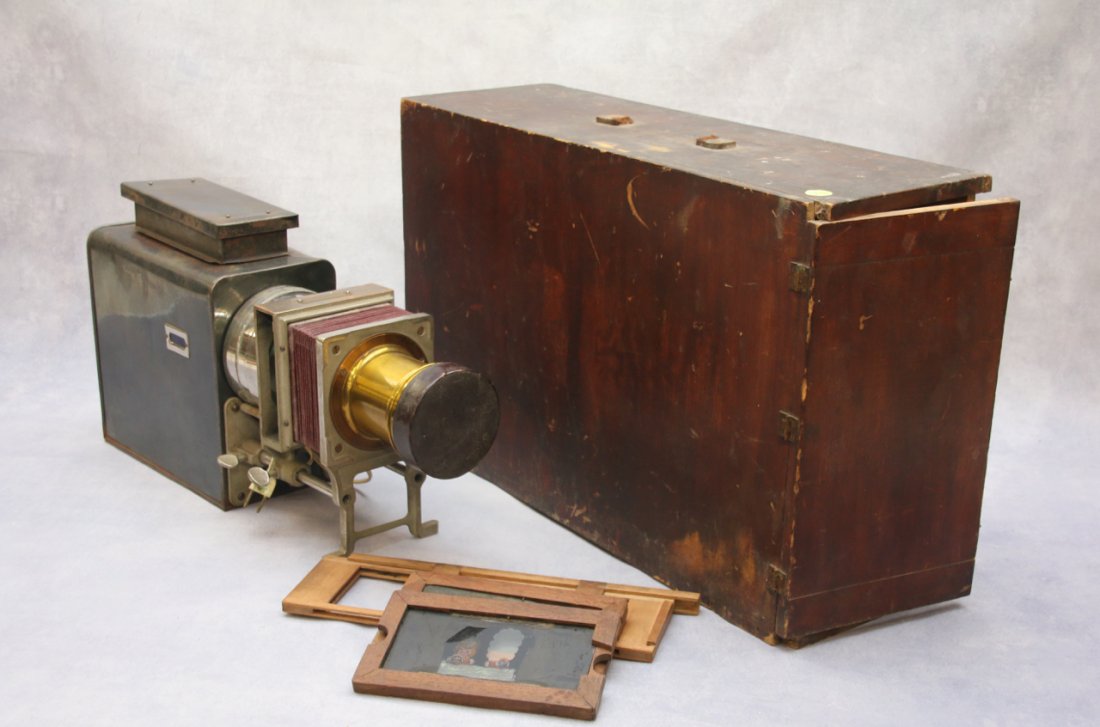 VINTAGE SLIDE PROJECTOR WITH CASE (1 of 7)