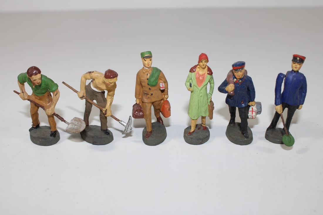 Märklin 0-gauge station figures (1 of 1)