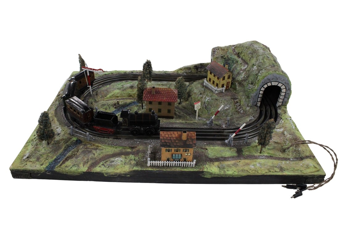 Marklin Liliput 00 small railway layout: Marklin Liliput 00 small railway layout extremely rare, top condition, with electric steam locomotive, and all accessories, length 70cm, width 50cm, coach roofs repainted, the layout works, used, Z 1-