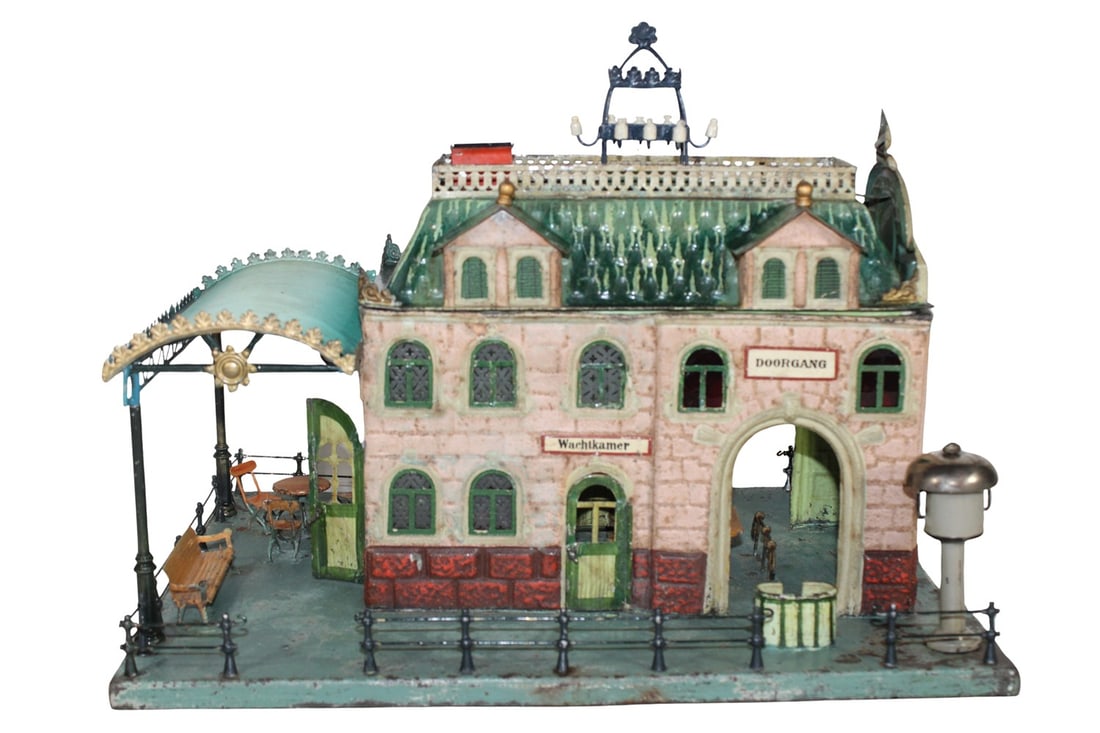 Marklin railway station 2014 Dutch version: Marklin railway station 2014 Dutch version Very interesting station with bell mechanism! Export version Pantograph top, side hall, glasses and fence have been replaced, otherwise original, used, possi