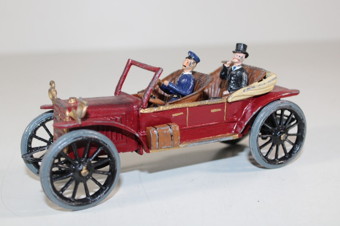 Tin car with Heyde figures (1 of 3)