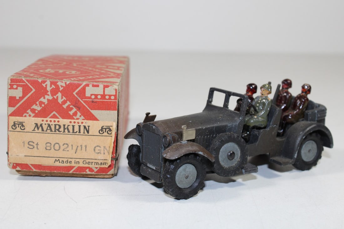 Marklin 8021/11 GN Kuebelwagen OVP: Marklin 8021/11 GN Kuebelwagen OVP Very nice, with an original figure, slightly cracked, otherwise used, Z 2-