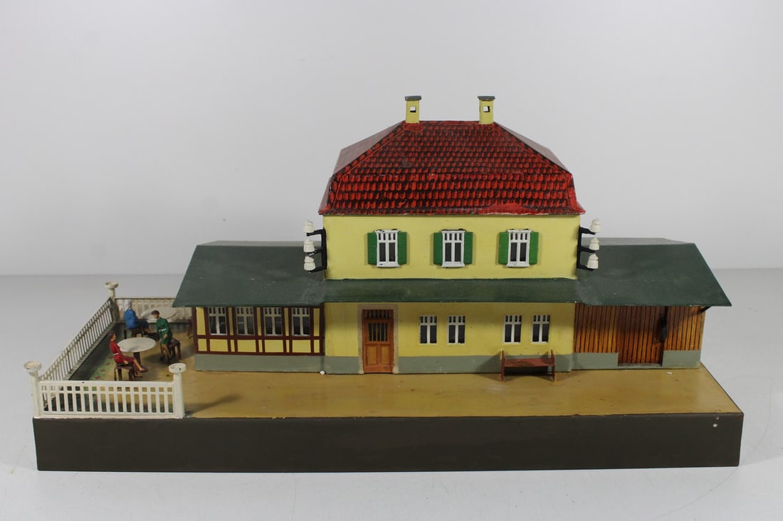 Marklin Gauge 0 country station 2031/0: Marklin Gauge 0 country station 2031/0 Figures replaced and glued, chairs NV, LF repaired all round, used, Z 3+