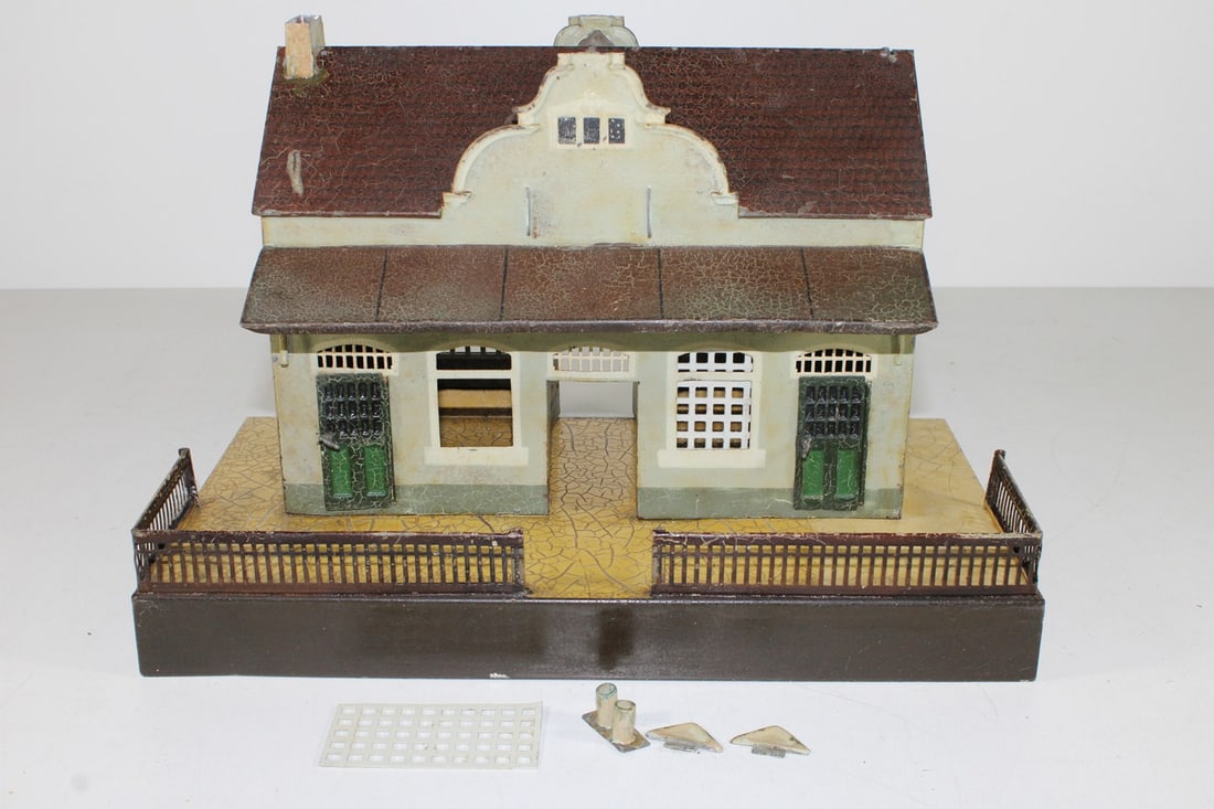 Marklin railway station 2047: Marklin railway station 2047 Rarely was only built in 1924, used, missing parts, paint cracked, Z 3