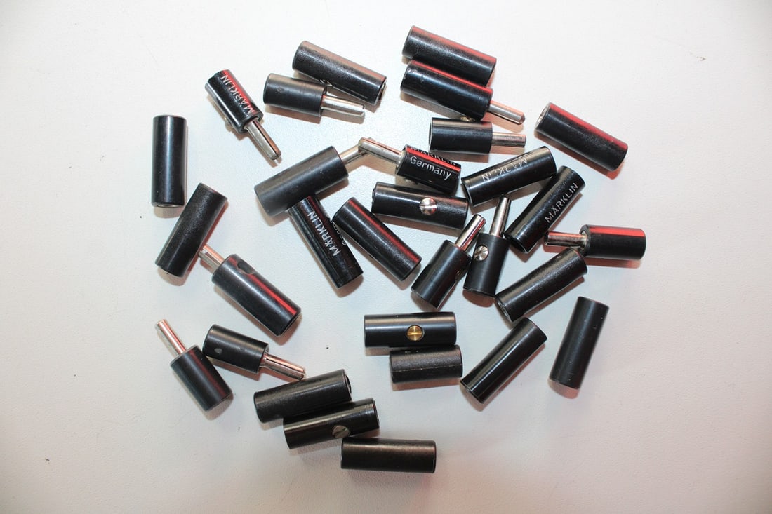 30 Marklin plugs and sockets: 30 Marklin plugs and sockets used, Z 2-3