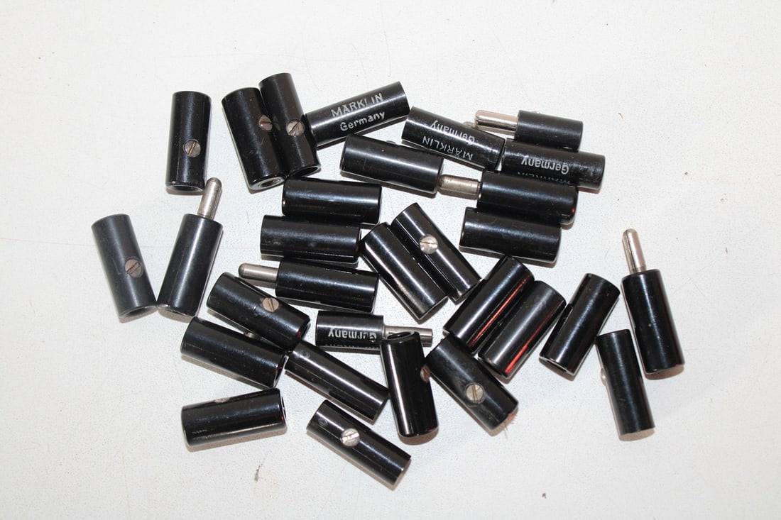 30 Marklin plugs and sockets: 30 Marklin plugs and sockets used, Z 2-3