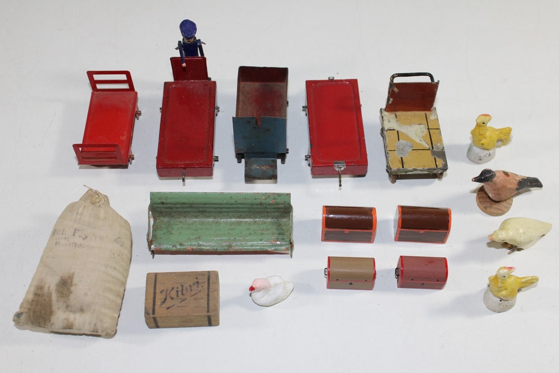 Marklin 0-gauge station accessories: Marklin 0-gauge station accessories Different manufacturers, used, NV, as spare part, Z 2-4