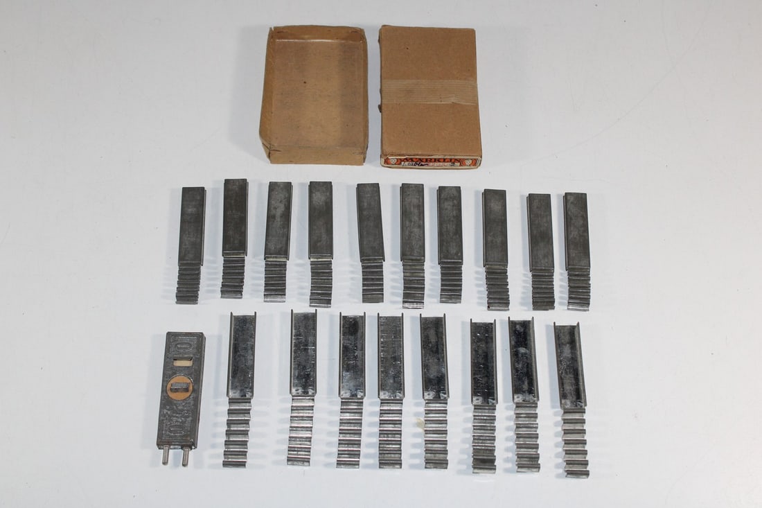 Marklin 0 Gauge cable holder: Marklin 0 Gauge cable holder used, Z 2-3