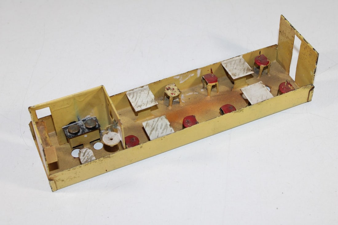 Marklin 0-gauge interior for dining car 1932 (1 of 1)