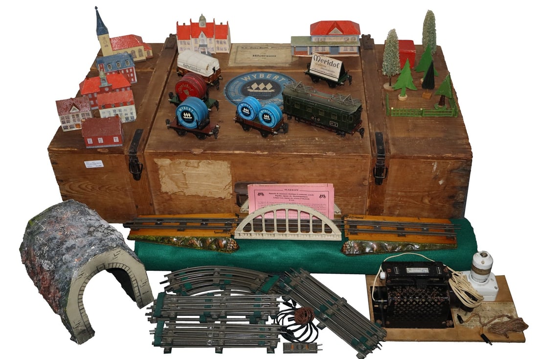 Marklin 0 gauge Wybert Gaba train in original wooden box: Marklin 0 gauge Wybert Gaba train in original wooden box Pharmacist train, Dutch version! Rare! In original condition, used, Z 2-3