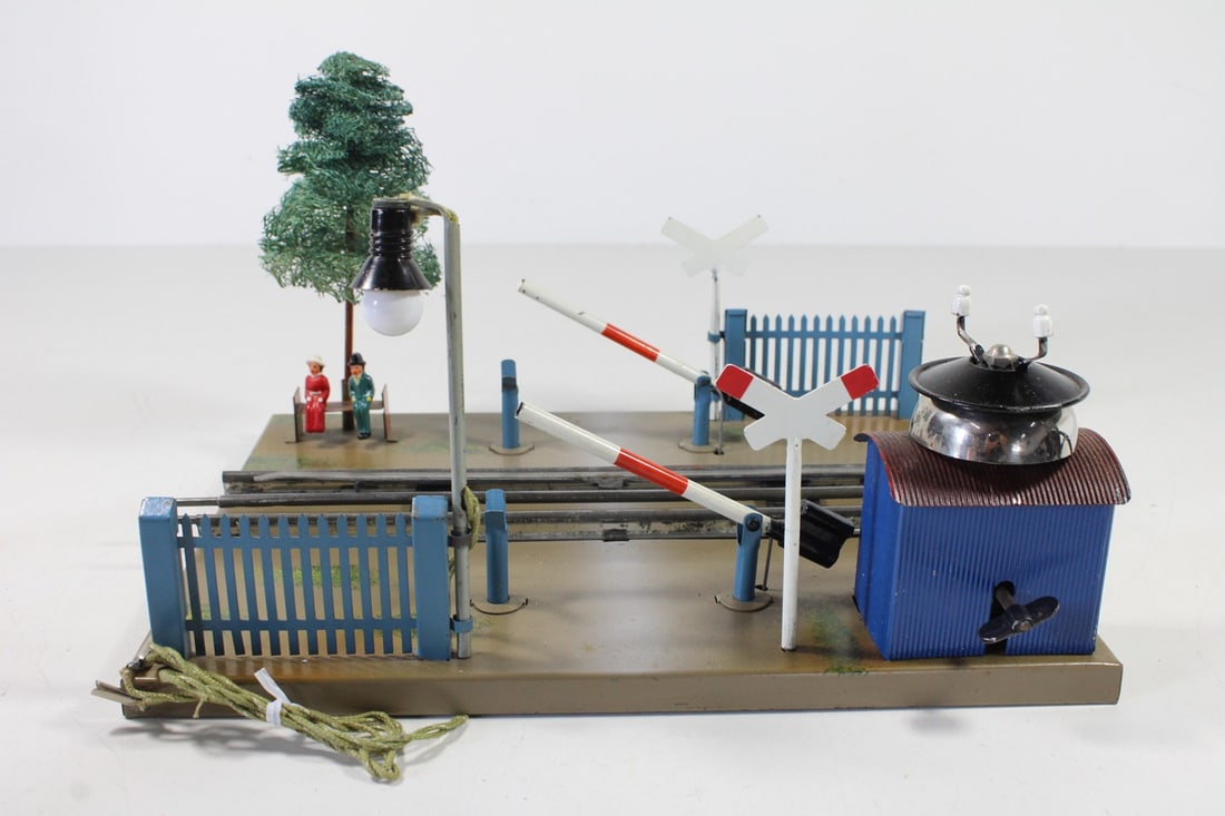 Marklin track 0 level crossing 2231 B: Marklin track 0 level crossing 2231 B Mint condition! Original! Clockwork intact! Worn, Z 1-2