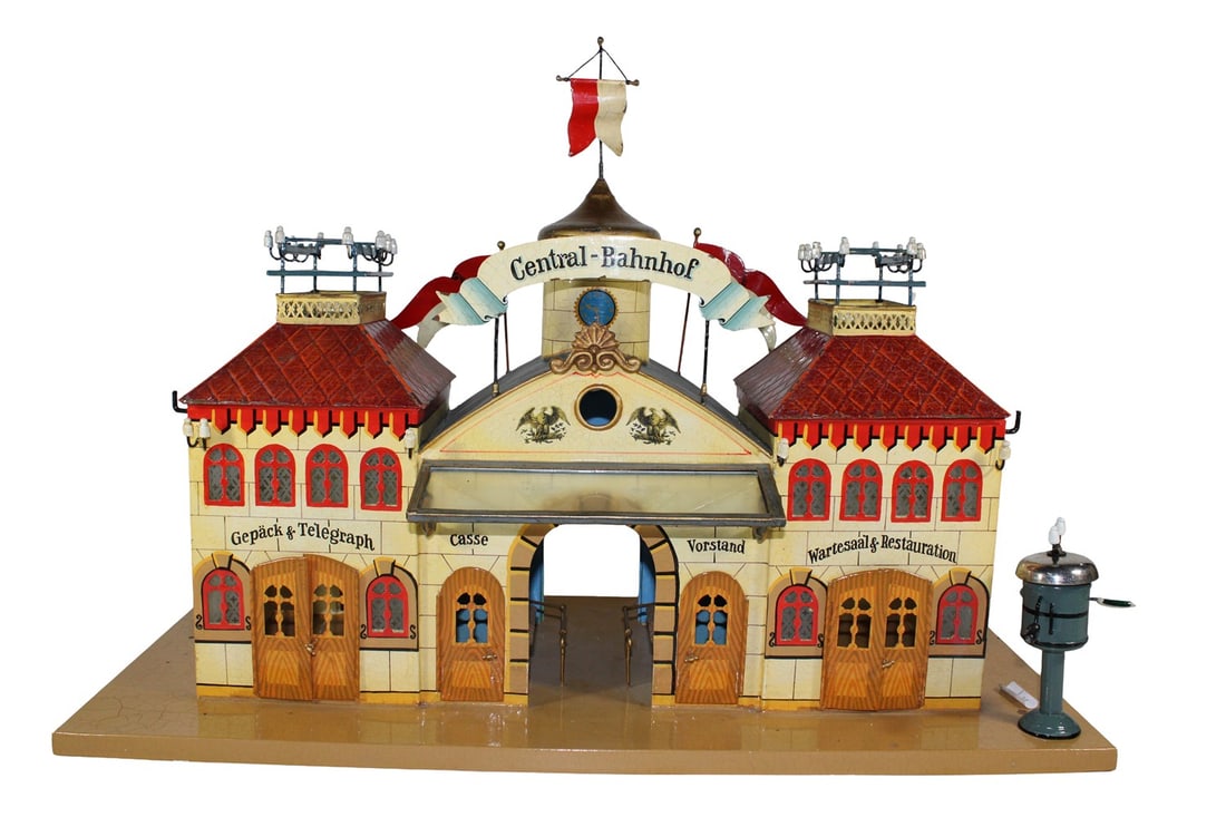 2-gauge onion tower railway station modelled on the Marklin model: 2-gauge onion tower railway station modelled on the Marklin model very decorative, with chimes, aged, used, Z 1-2