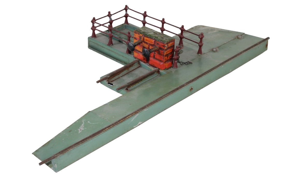 Marklin 0-gauge platform extension 2075: Marklin 0-gauge platform extension 2075 For large station layout 2011/75! Rarely to be found! Original! House and sign missing, used, Z 3+