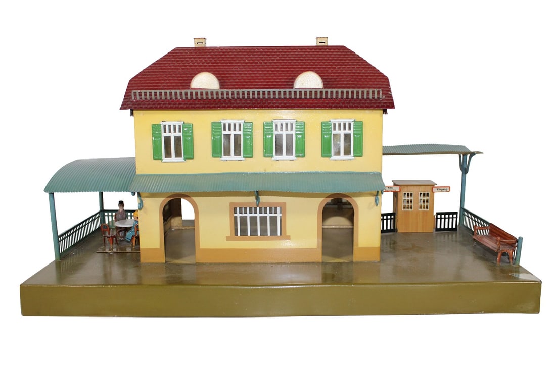 Marklin gauge 1 railway station 2029/1 "Kleinstadtbahnhof": Marklin gauge 1 railway station 2029/1 "Kleinstadtbahnhof" Very nice! Original! With bull's eyes and snow guard! One LF on edge otherwise, used, Z 1-2
