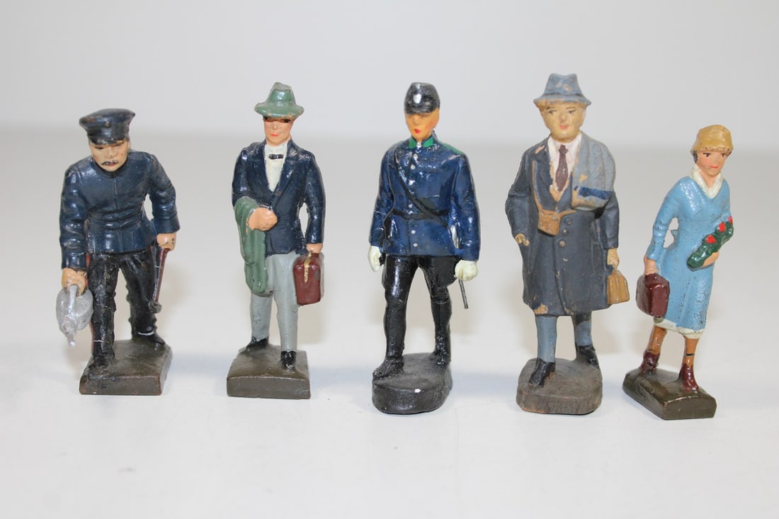 Marklin gauge 1 railway station figures: Marklin gauge 1 railway station figures Original! Height 7-7.5cm, used, Z 2-3
