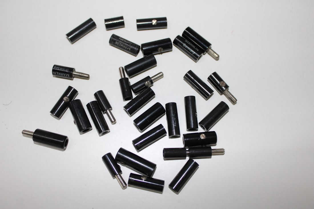 Marklin track 0 and 1 plugs and sockets: Marklin track 0 and 1 plugs and sockets 30 pieces, used, Z 2-3