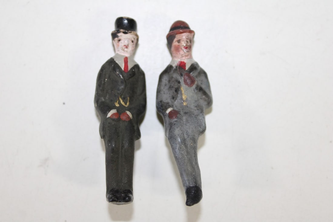 Marklin gauge 2 seated figures: Marklin gauge 2 seated figures one replica figure and one original, height approx. 5.5 cm, used, Z 2-3