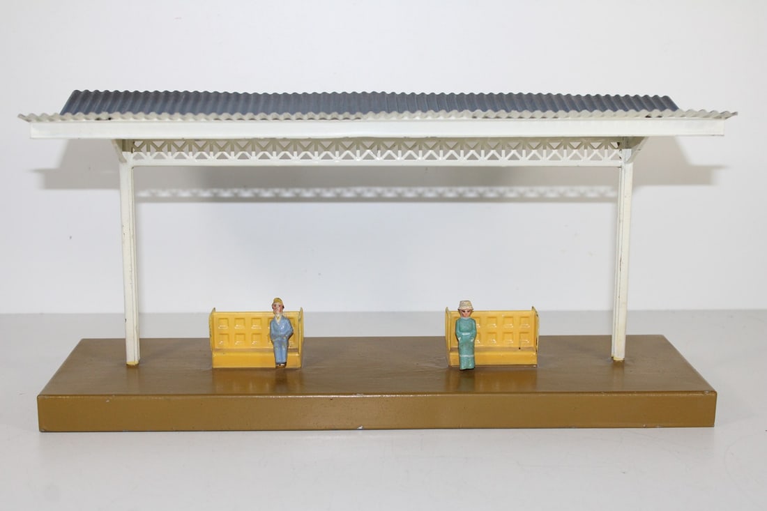 Marklin railway platform 2056/2: Marklin railway platform 2056/2 Original! With two original figures! Worn, Z 1-2