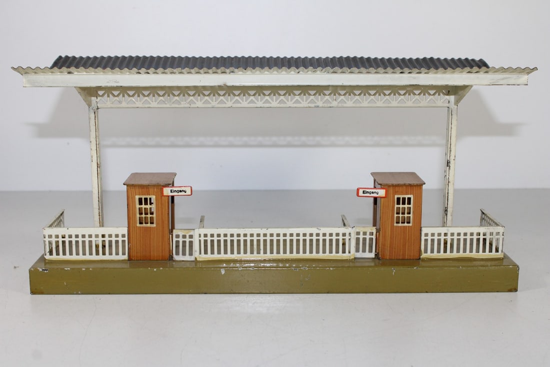 Marklin platform hall with 2 control houses: Marklin platform hall with 2 control houses Length 36.5cm, used, Z 2-