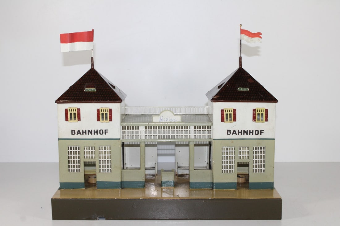 Marklin 2032 railway station: Marklin 2032 railway station With stairs to hang up, small LF repaired, one flag replaced, used, Z 2-3