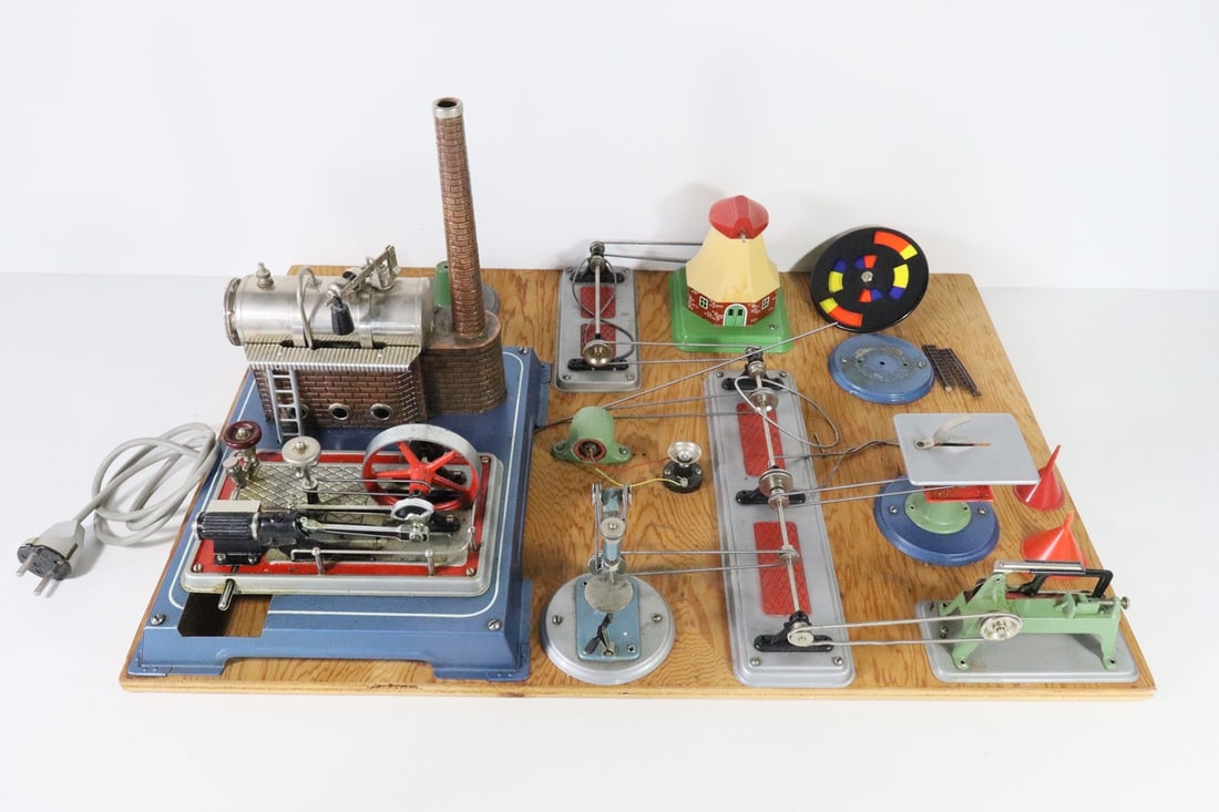 Wilesco steam engine and accessories: Wilesco steam engine and accessories used, NV, Z 1-2