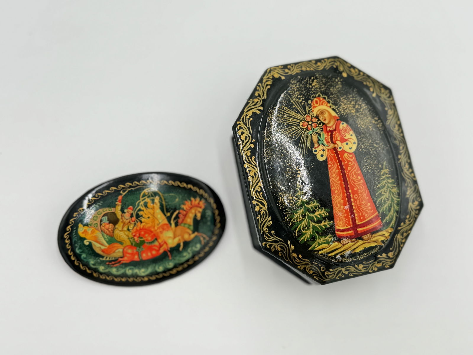 Vintage Russian Hand Painted Lacquer Box and brooch signed (1 of 7)