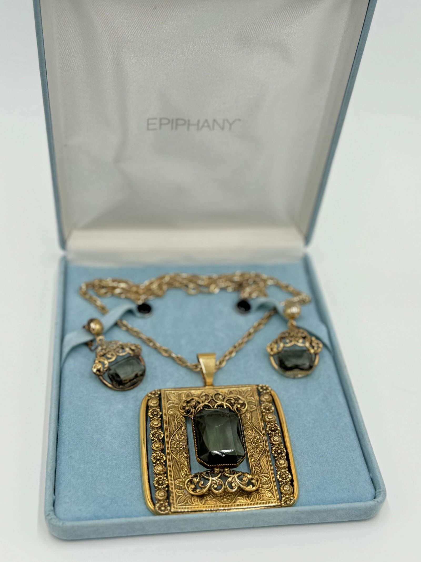 Beautiful vintage Retro Goldtone Chain Necklace With Large Pendant and matching earrings (1 of 5)
