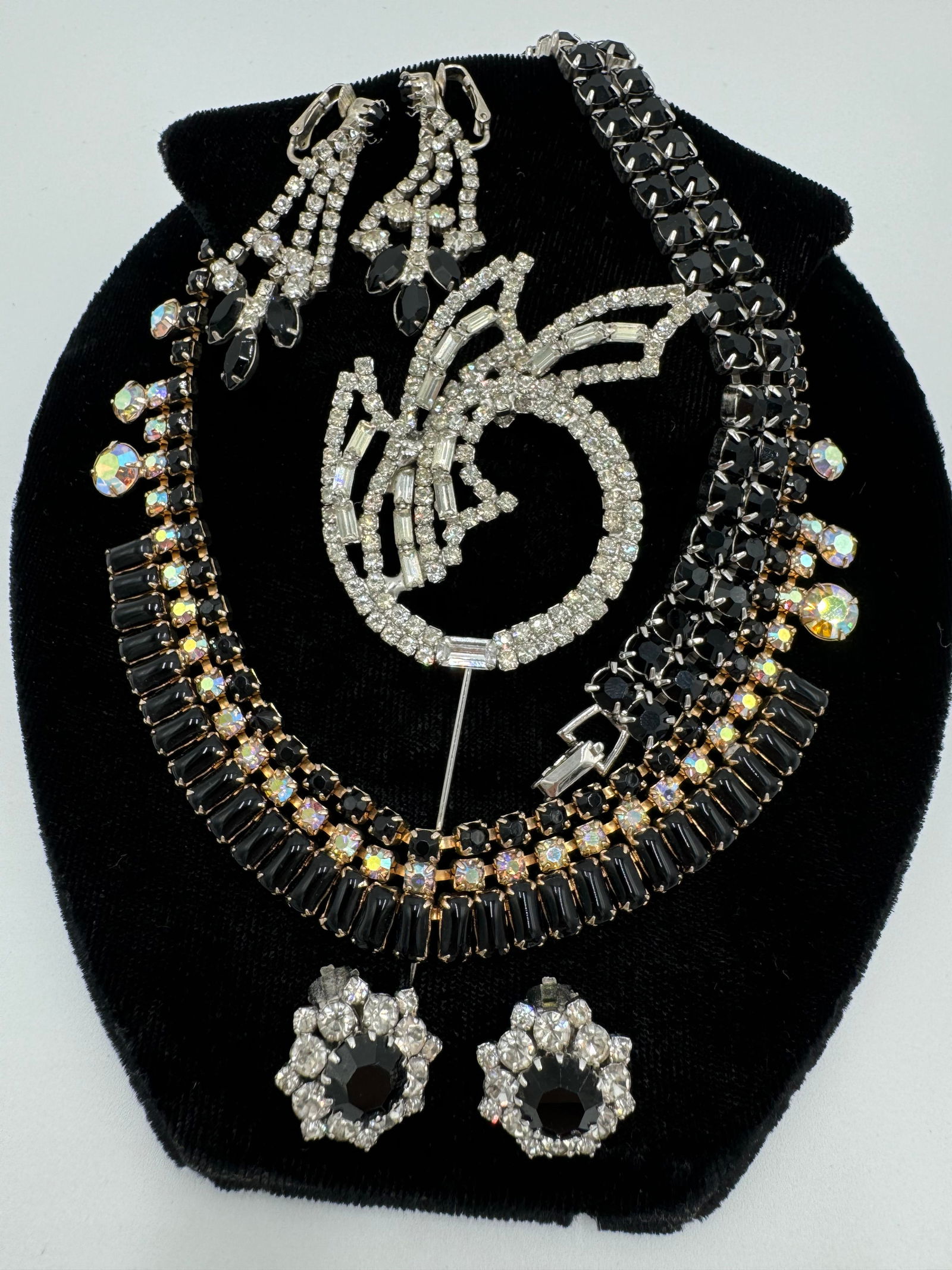 Beautiful collection of vintage rhinestone jewelry, necklace ,bracelet, earrings, brooch (1 of 7)