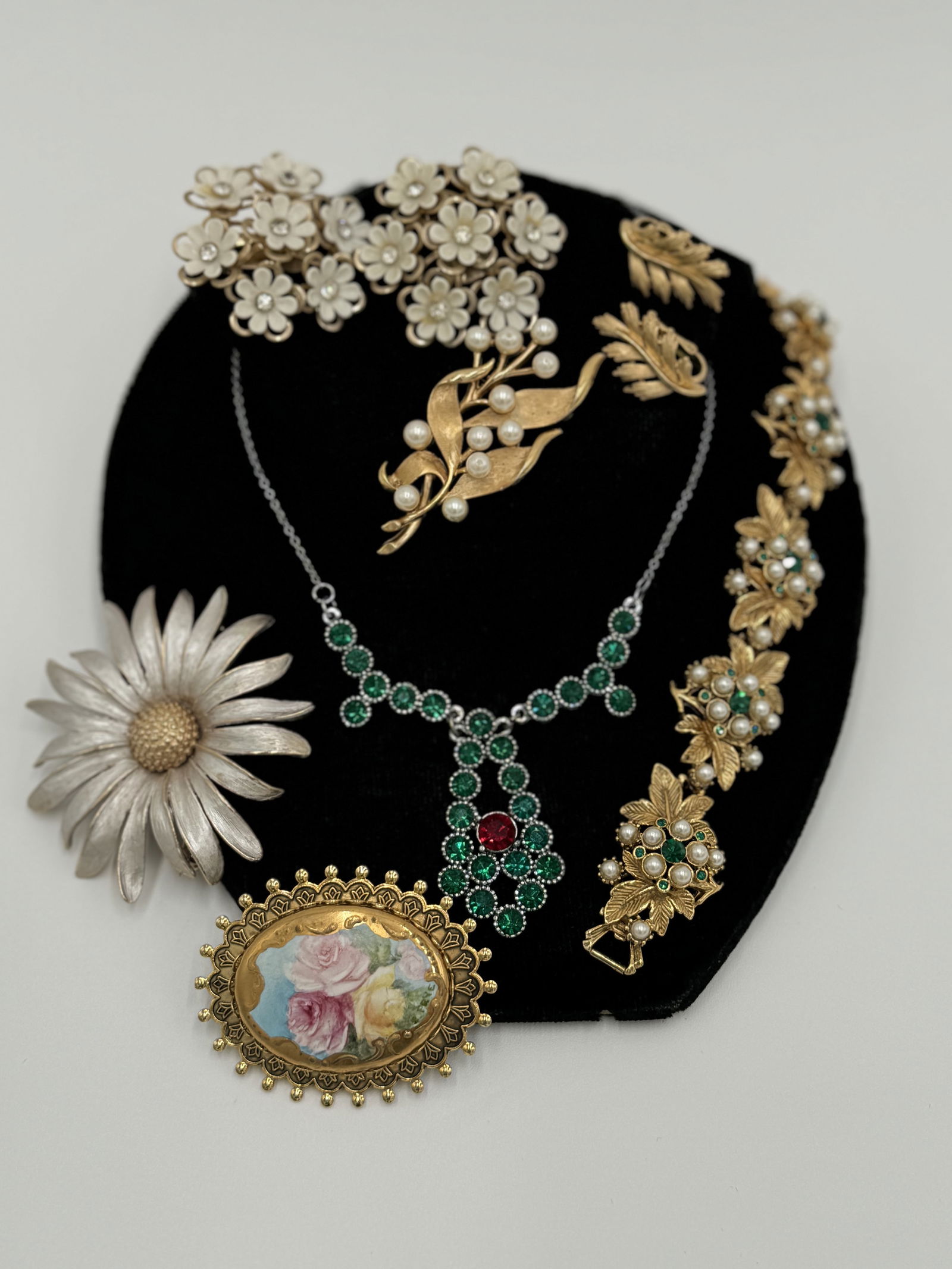 Beautiful vintage jewelry lot some signed Trifari (1 of 7)