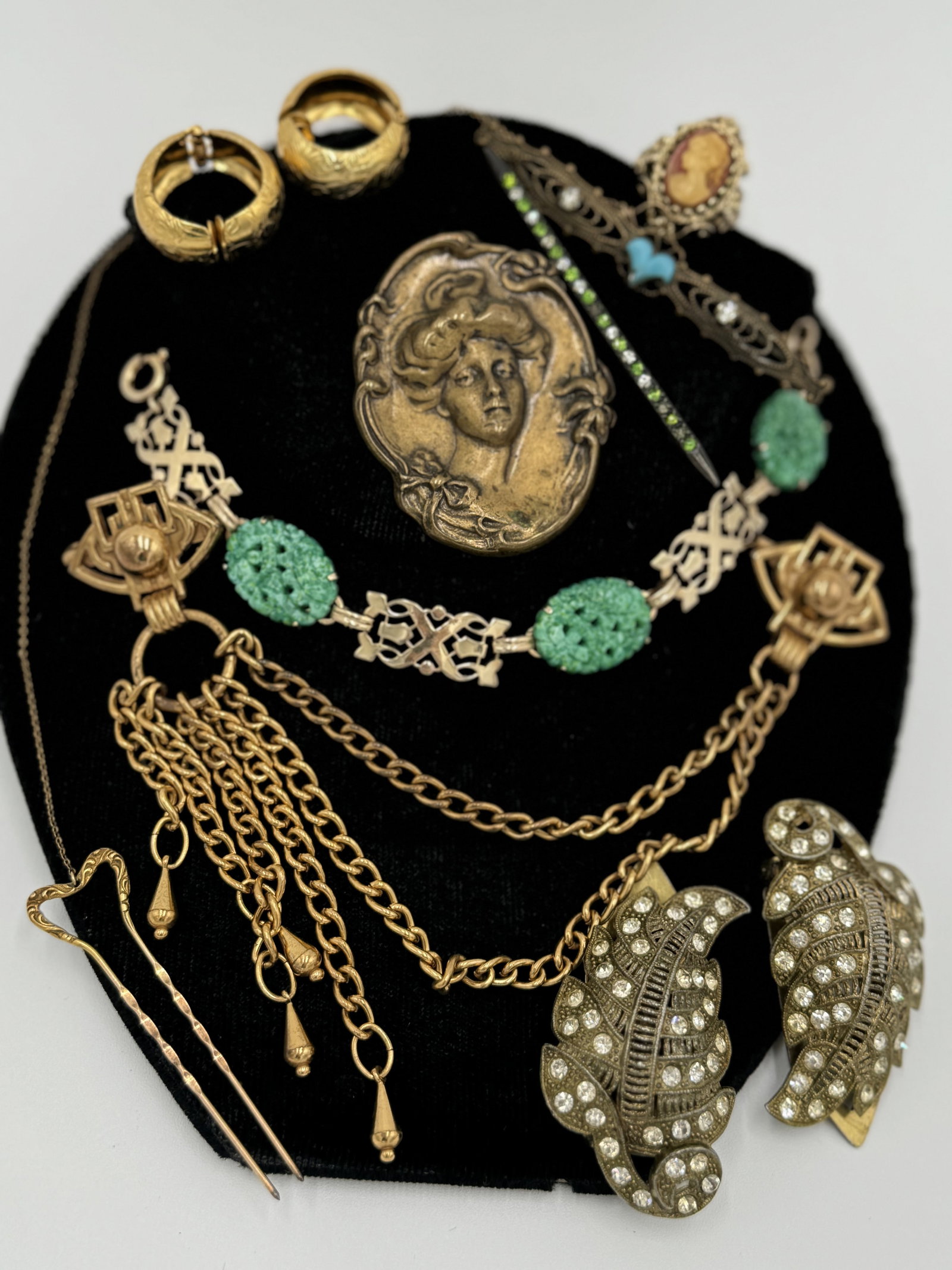 Beautiful vintage and antique jewelry lot: Including nice gold filled bracelet with green stone design, antique brooch with blue heart, nice fur/dress clips, cameo ring, lady brooch, clear and green rhinestones antique brooch, connected vintag