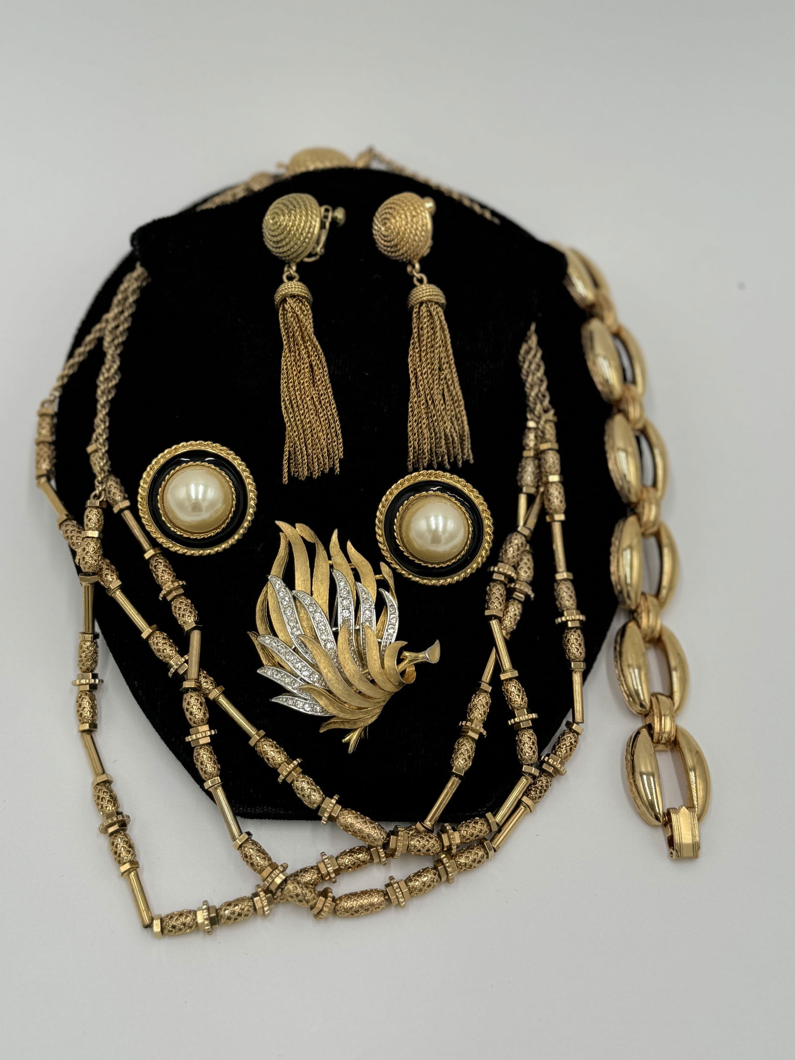 Amazing vintage gold tone lot, Napier, Monet, Puccini, J.J and more jewelry lot (1 of 8)