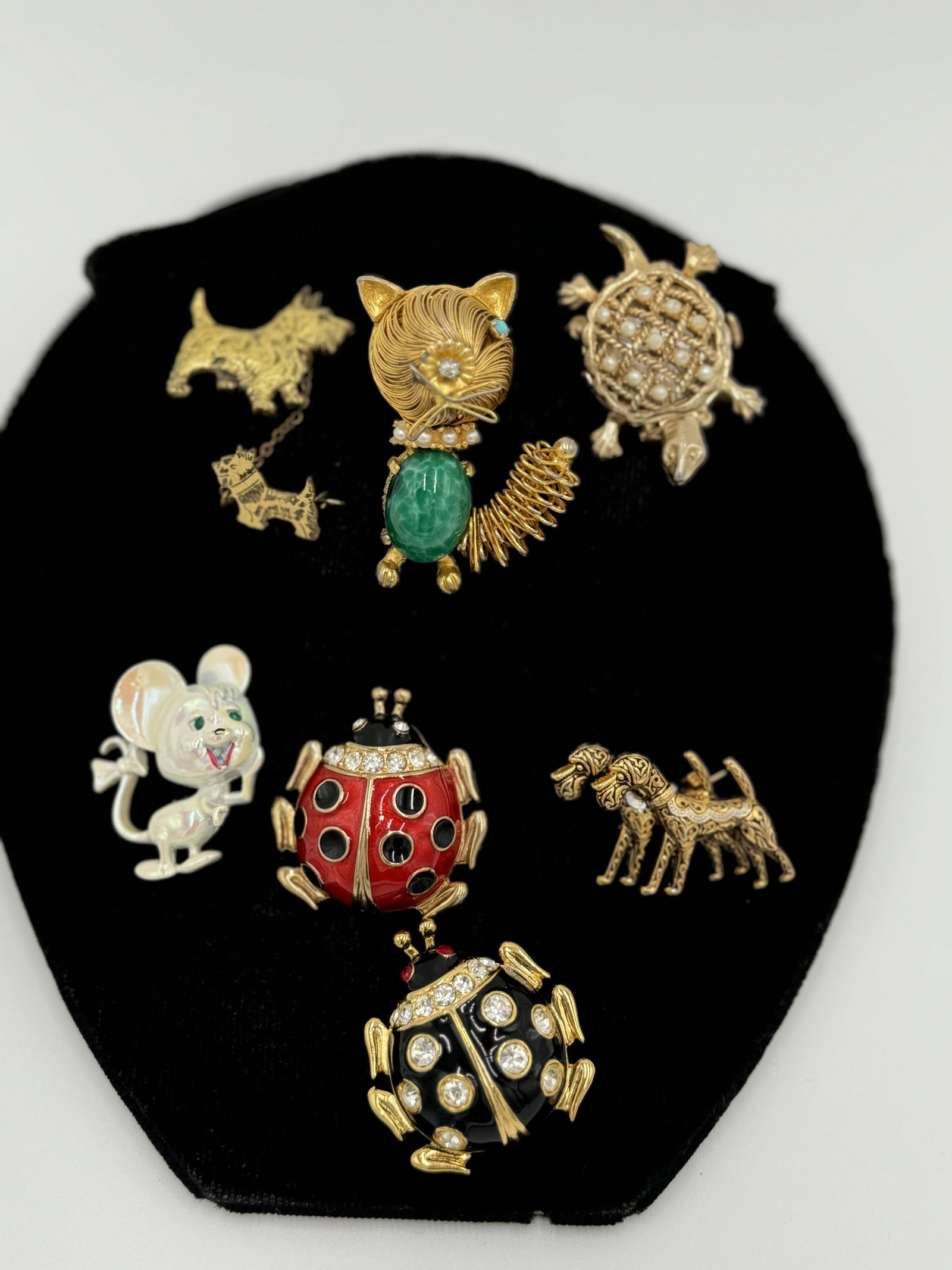 Beautiful vintage animals brooches lot: Including 7 vintage brooches, one signed casual corner, little turtle opens up and it’s vintage manual watch inside.not tested. See pictures for more details as they are the best description. WE OFF