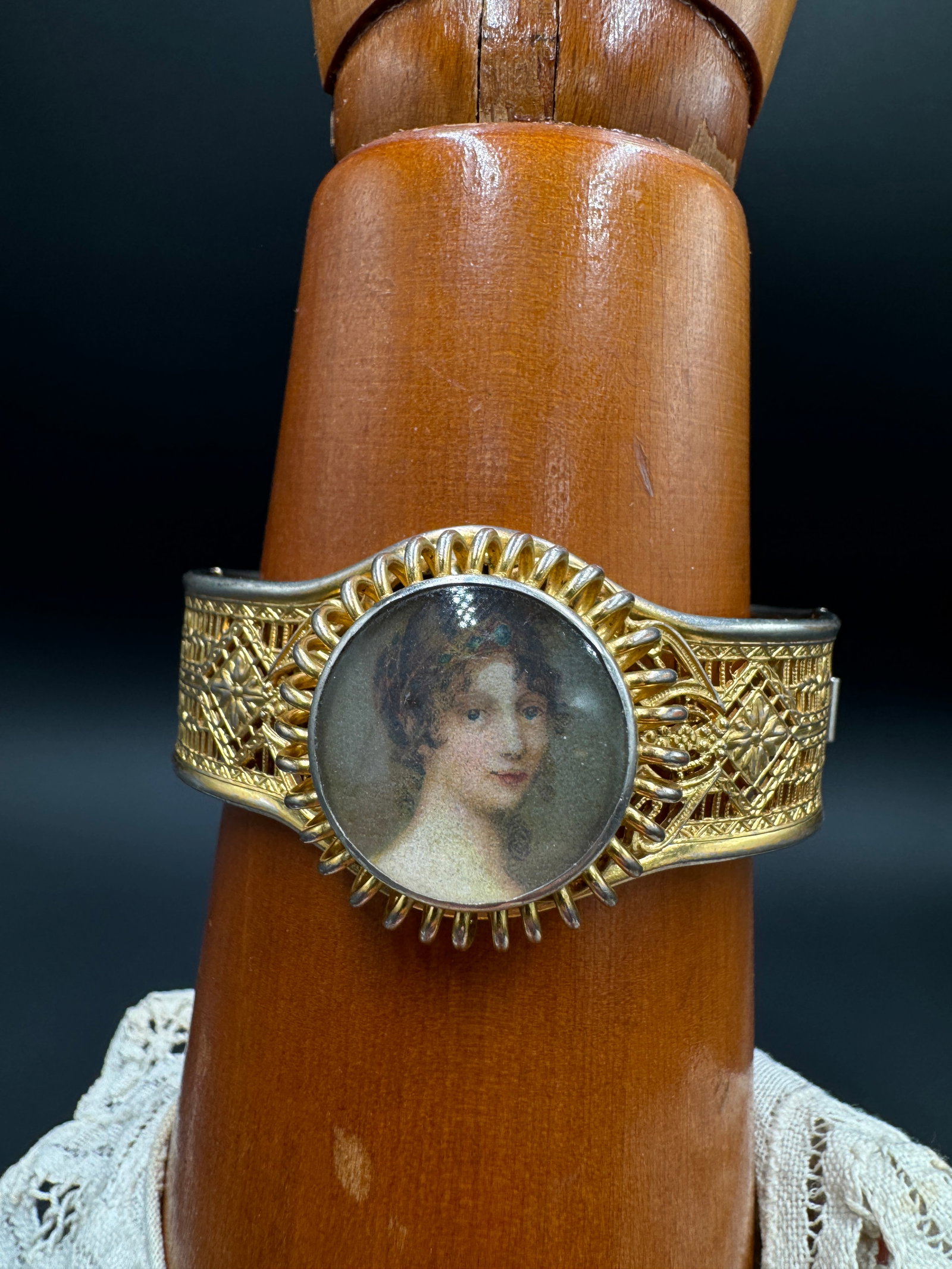 Stunning art deco portrait lady bangle: Stunning art deco portrait lady bangle. For small to medium size wrist. Some signs of use on metal but overall good vintage condition. See pictures for more details as they are the best description. W