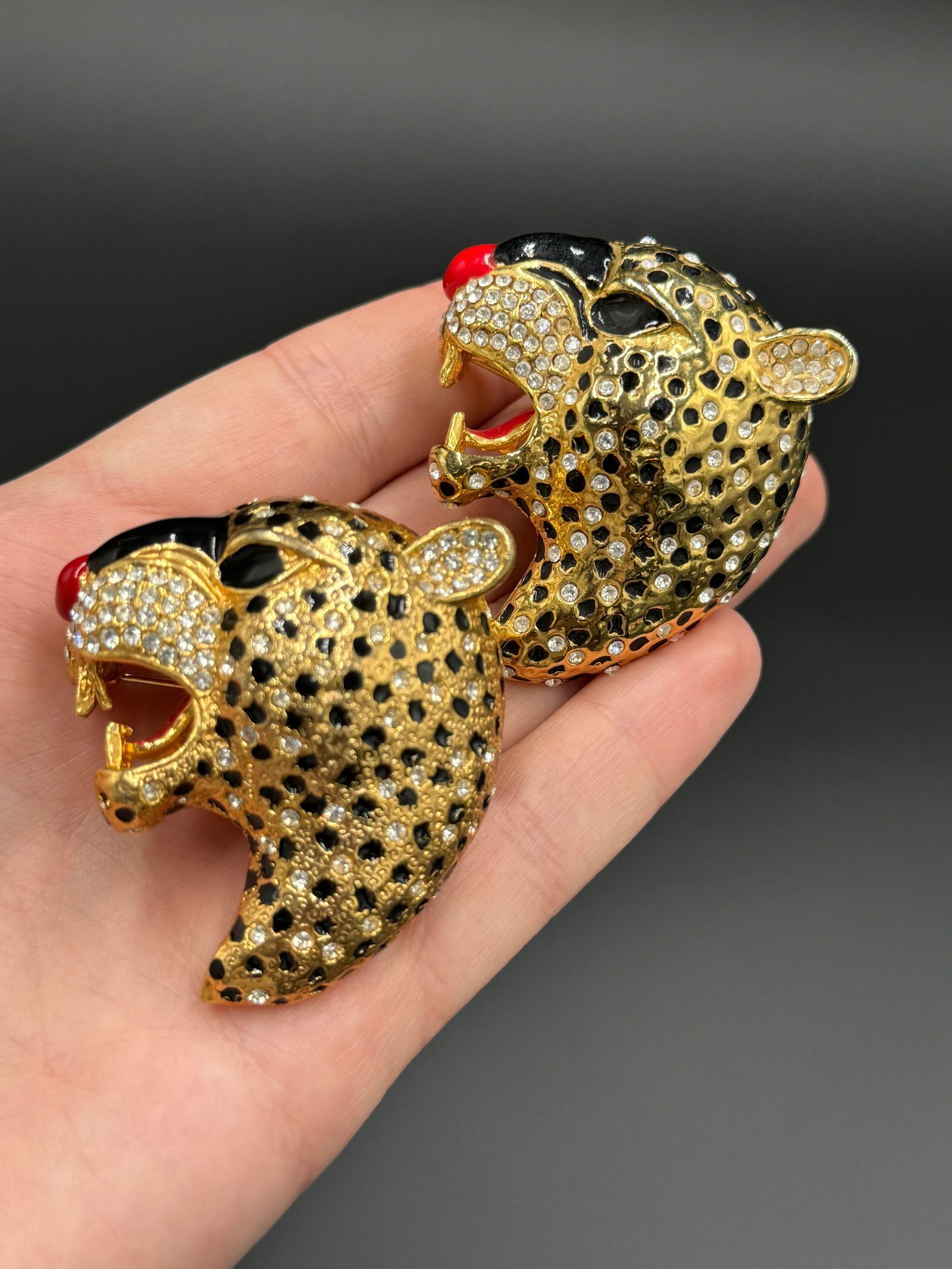 Two gorgeous Vintage Large Leopard cheetah head Brooch rhinestone enamal (1 of 4)