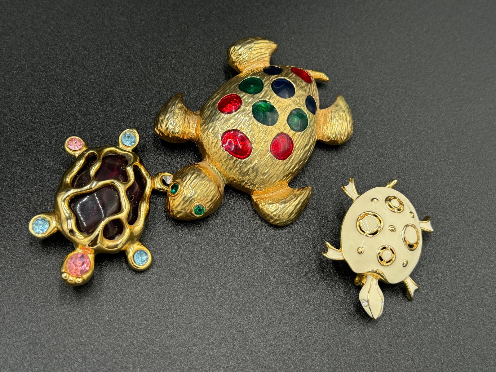 Beautiful vintage turtle brooches (1 of 8)