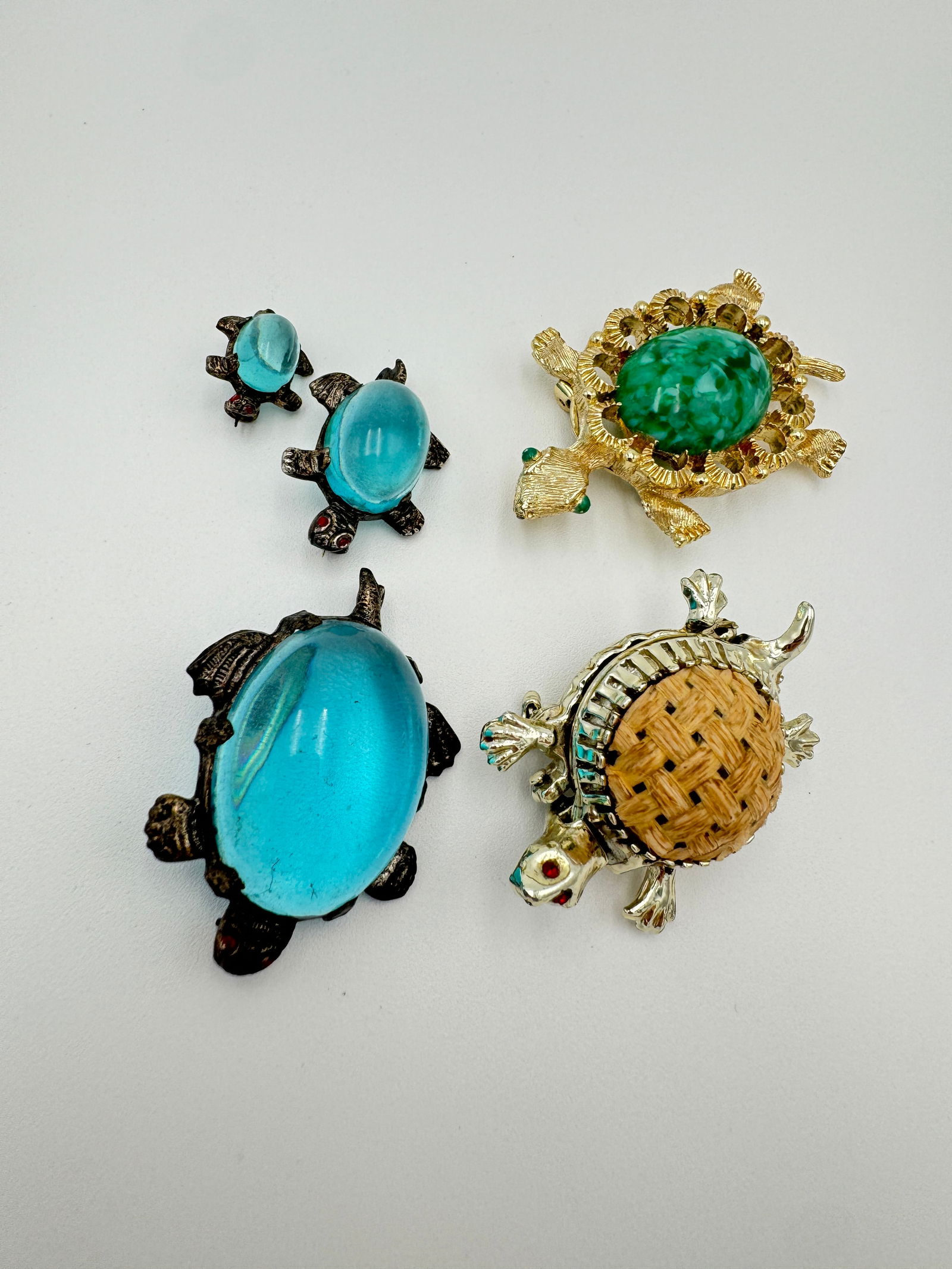 Nice vintage collection of turtle brooches (1 of 7)