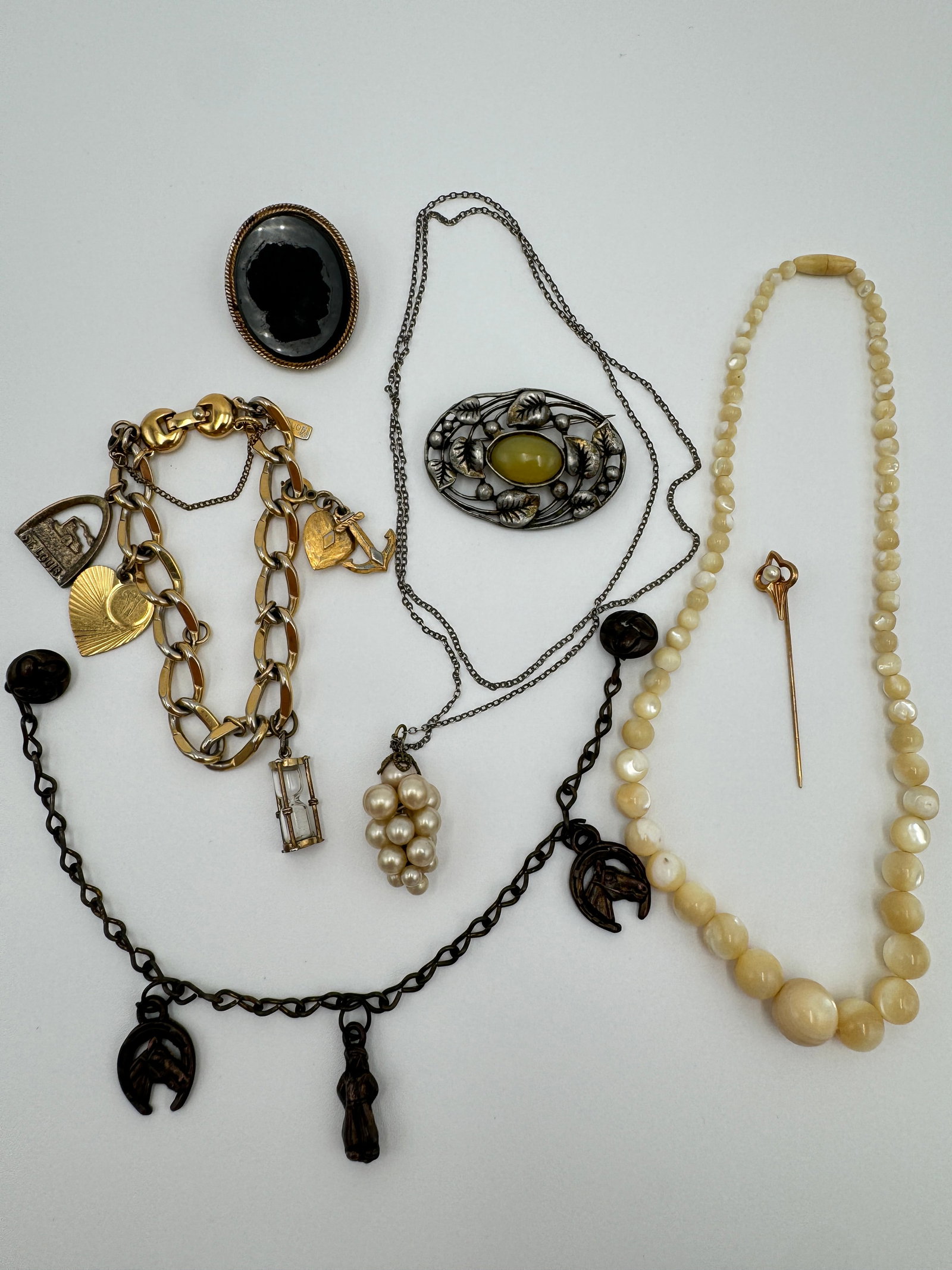 Vintage/antique jewelry lot: Including some necklaces, black cameo brooch, stick pin , brooches and more. Good vintage condition with some normal signs of wear. See pictures for more details as they are the best description WE PR