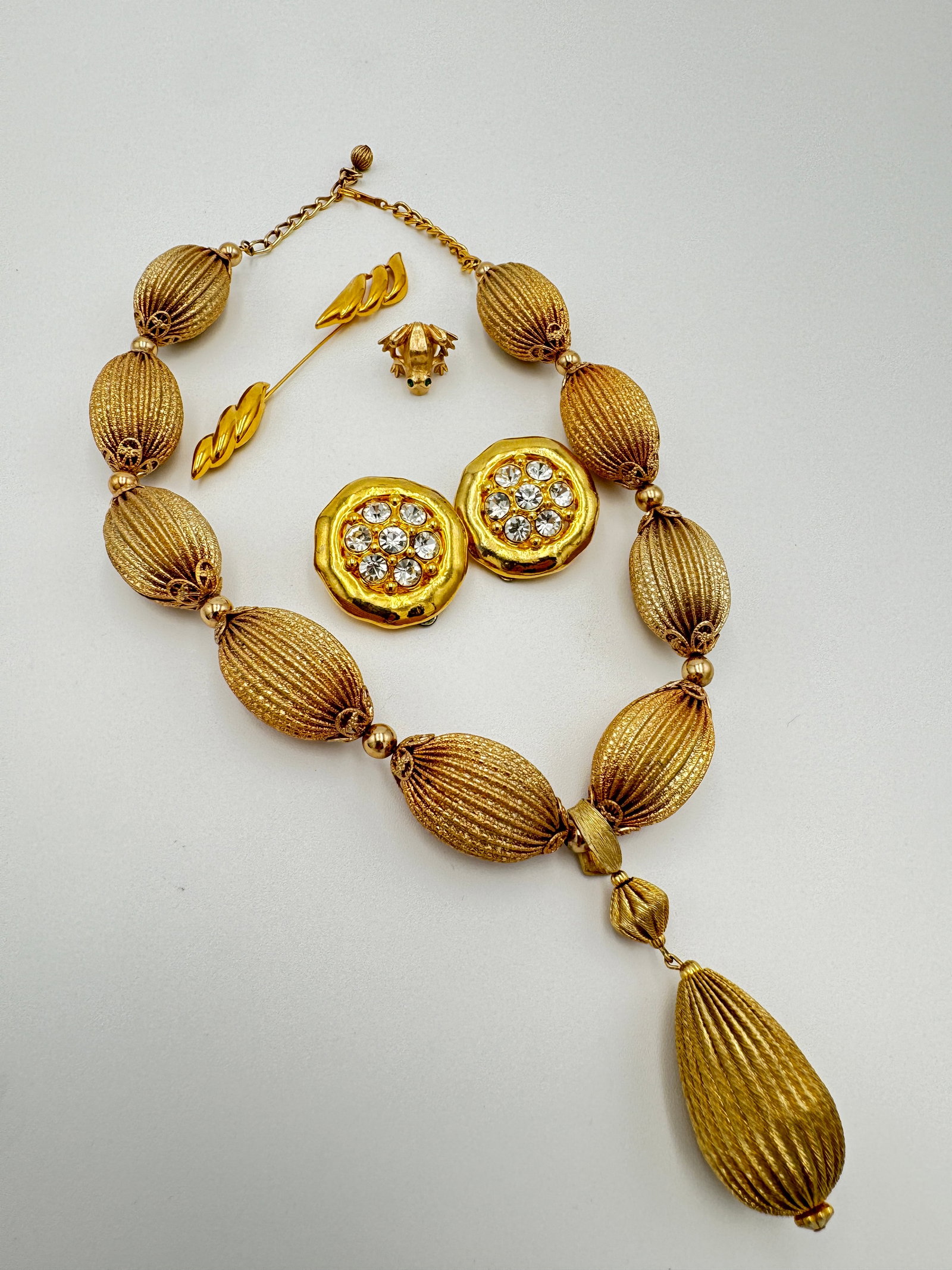 Nice vintage gold tone chunky necklace, earrings and two pins (1 of 7)