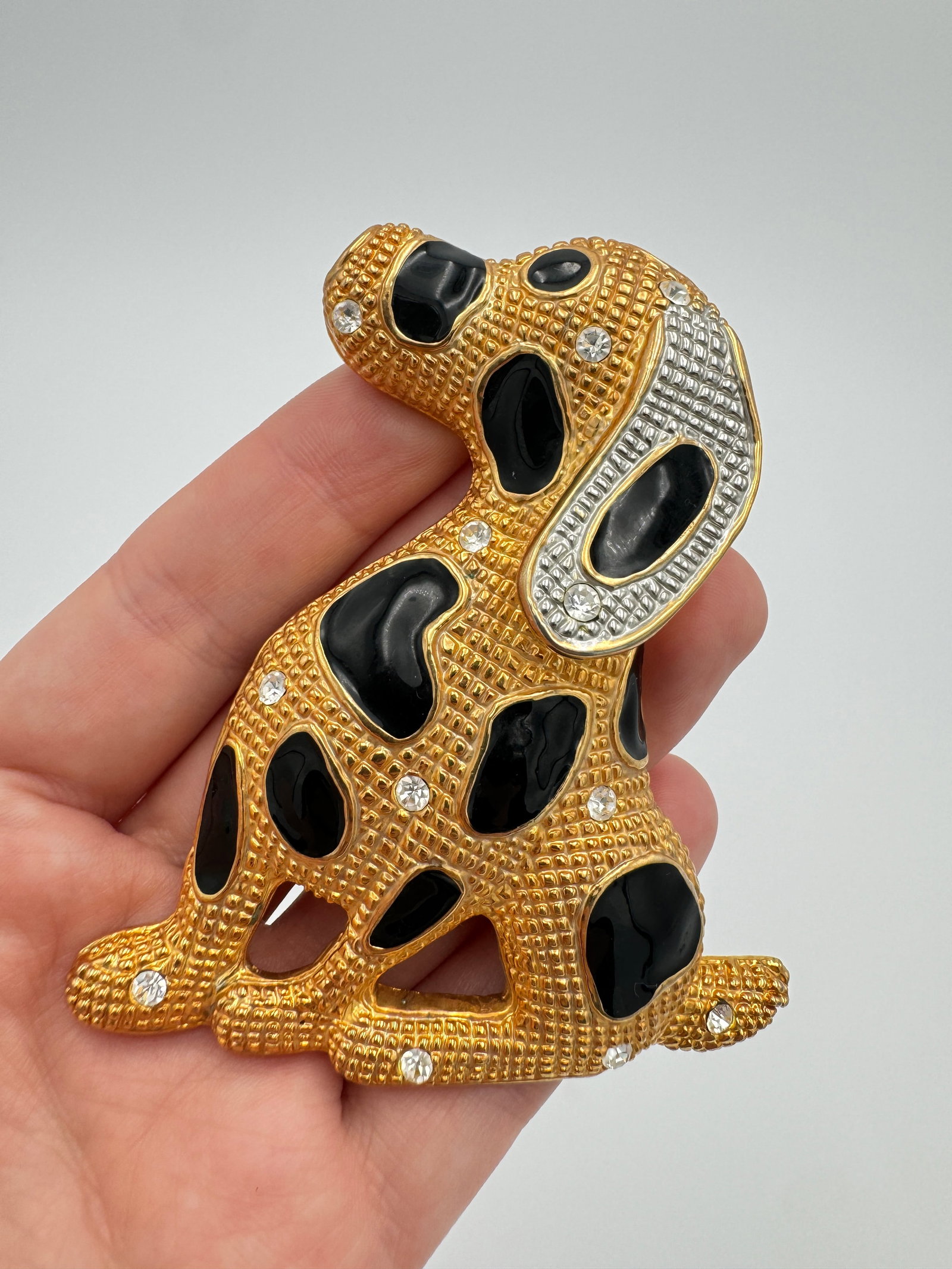 Huge 80’s vintage dog brooch measuring 3.5” long: Brooch is measuring 3.5” long and 3” wide. Good vintage condition. See pictures for more details as they are the best description WE PROVIDE IN-HOUSE/COMBINED SHIPPING FOR YOUR CONVENIENCE