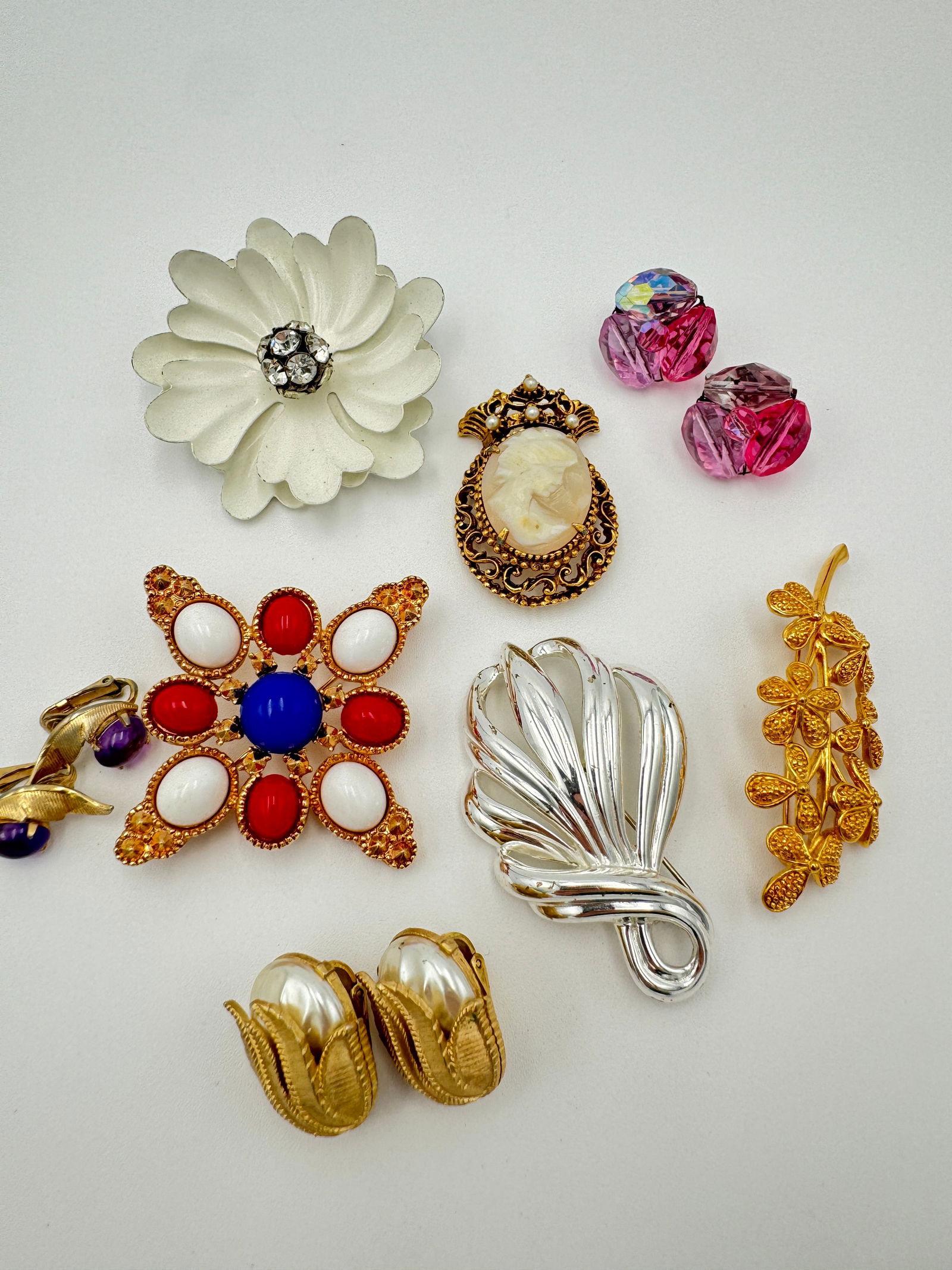 Vintage signed designer jewelry Florenza, vogue, coro sarah cov and monet: Including all signed pieces, Florenza, coro , monet and Sarah Cov. Brooches are measuring between 2 and 2.5” long. Earrings are around 1” long. See pictures for more details as they are th