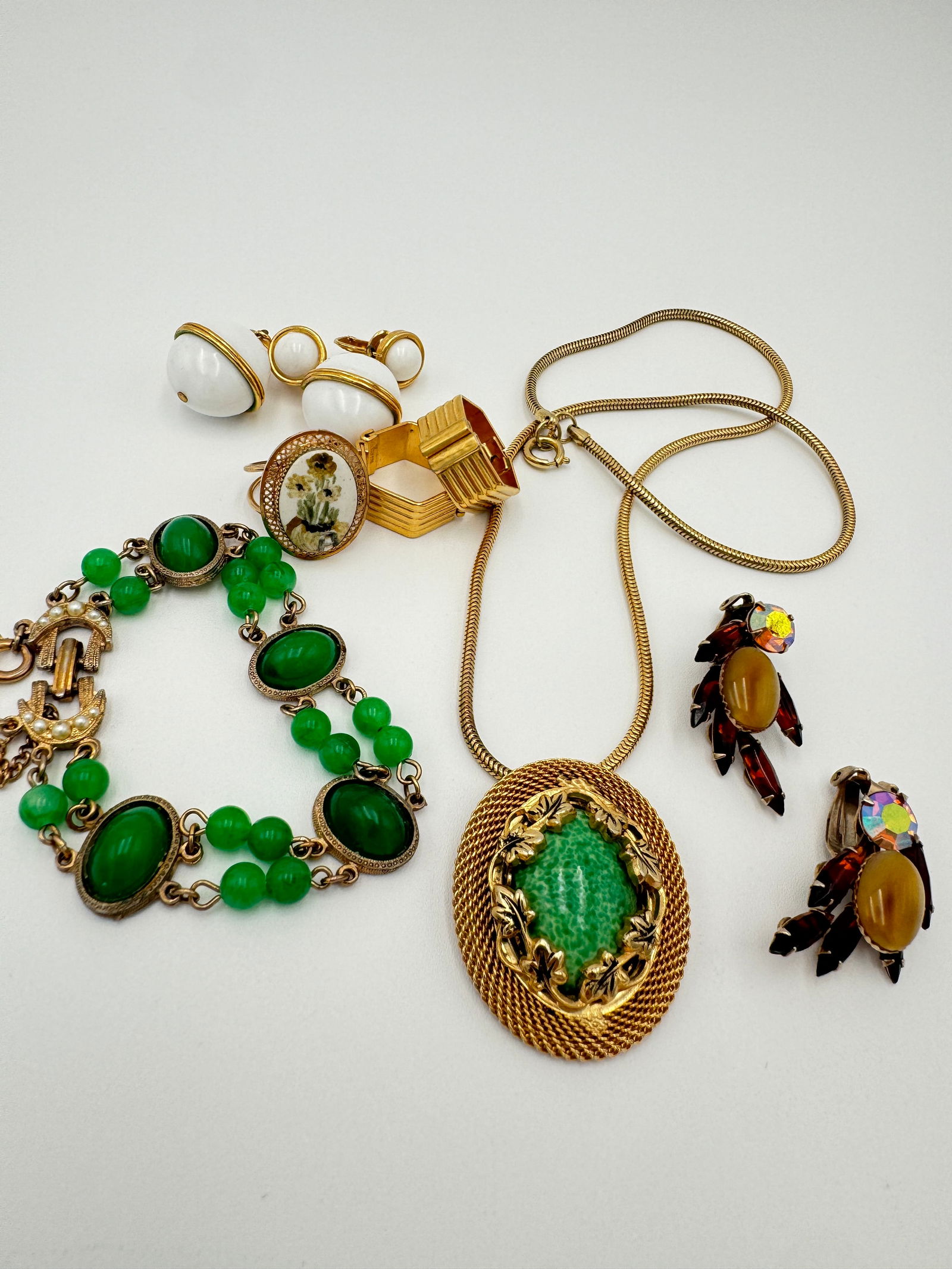 Vintage collection of quality jewelry some signed Trifari (1 of 5)